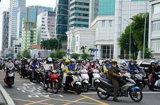 'Xe máy trùm kín vạch mắt võng vì ôtô chiếm đường'