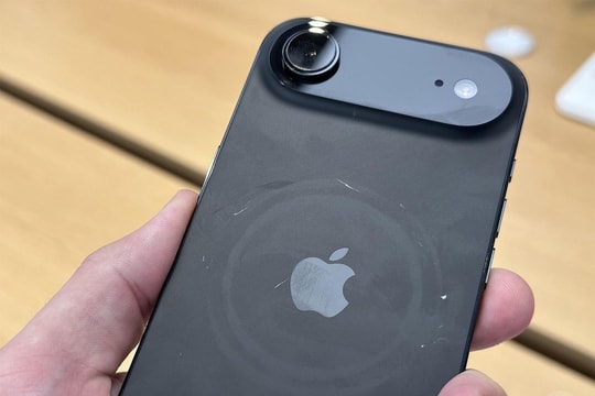 Apple giải thích về vết trầy trên iPhone 17