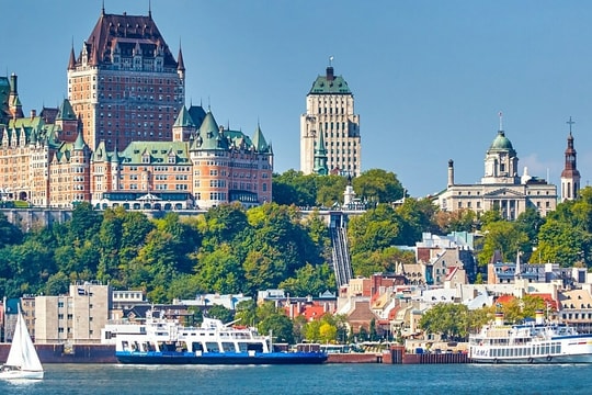 Nước nào có hơn 60% dân số tốt nghiệp đại học trở lên?