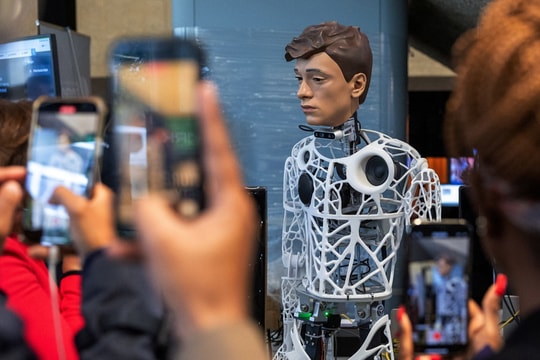 Chuyên gia toàn cầu đến Việt Nam họp bàn về thể chế AI