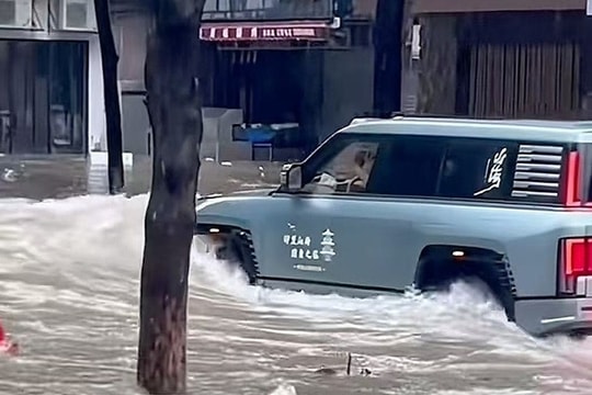 Bị công an phạt vì lái xe 'tạo sóng' gây vỡ kính nhiều cửa hàng