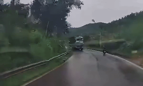 Vào cua ẩu đuôi xe tải hất bay người đi xe máy