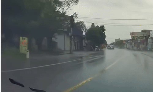 SUV đâm xe máy, lật ngửa vì đánh lái gấp trong mưa