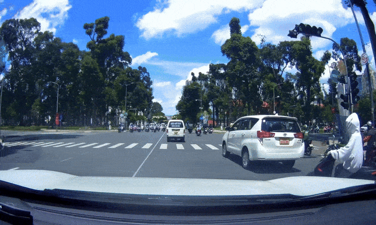 Váy chống nắng 'ninja' nguy hiểm thế nào cho phụ nữ đi xe máy?