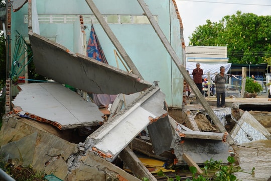 Công bố tình huống khẩn cấp sạt lở bờ sông Tiền