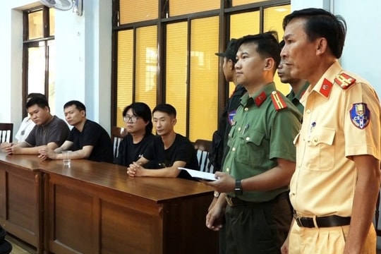 Cảnh sát chặn bắt hai ôtô chở 10 người Trung Quốc nhập cảnh trái phép