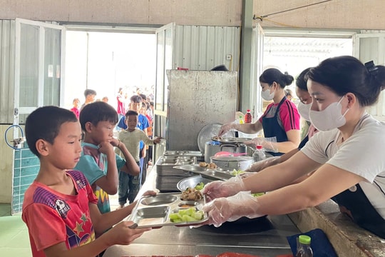Cải thiện bữa ăn cho hàng trăm học sinh vùng cao