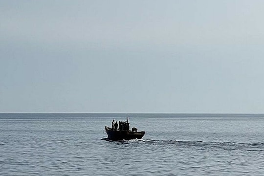 Hàn Quốc bắn cảnh cáo tàu buôn Triều Tiên vượt hải giới