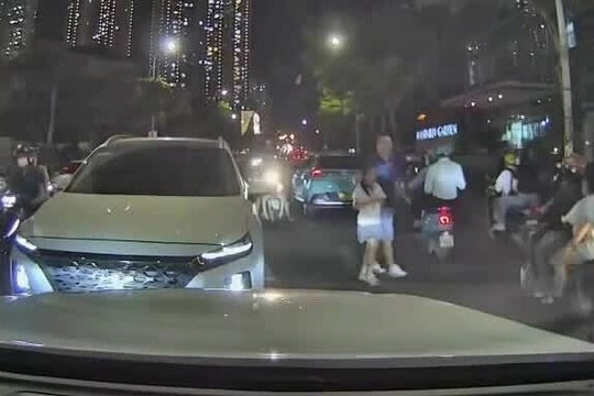 Hai ôtô đối đầu, tài xế bỏ xe giữa đường