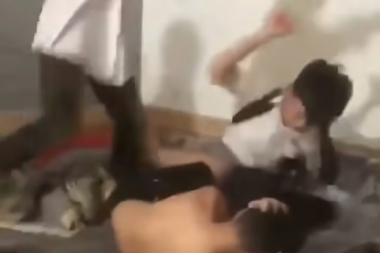 Nam sinh bị bạn đánh hội đồng tại nhà