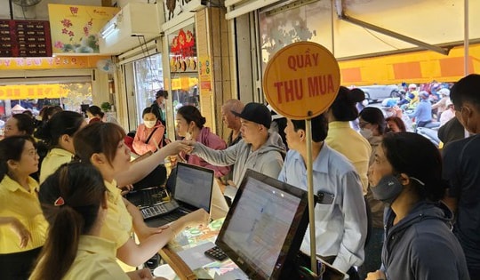 Giá vàng trong nước ngược chiều thế giới