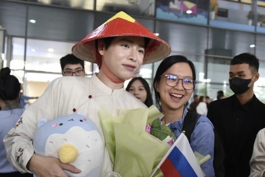 Đức Phúc về Hà Nội sau chiến thắng cuộc thi ở Nga