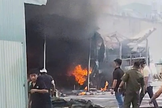 TP Hồ Chí Minh: Cháy bãi giữ xe ở An Phú Đông, thiêu rụi xe khách 45 chỗ