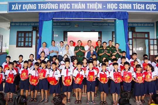 TP Hồ Chí Minh: Mang Trung thu ấm áp đến người dân và học sinh xã đảo Thạnh An