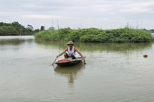 Chủ đầm tôm lo trắng tay lần thứ 2 trong năm vì bão Bualoi sắp đổ bộ