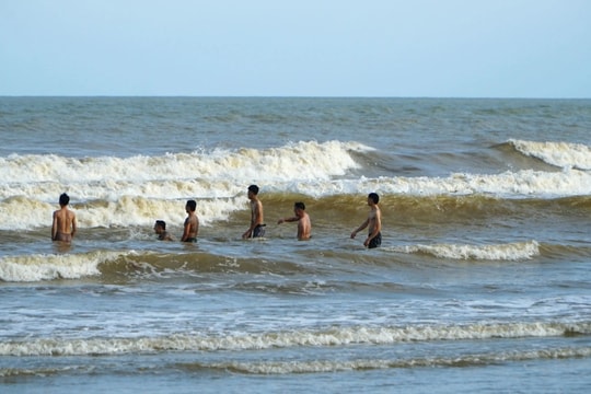 Du khách tắm biển Sầm Sơn trước giờ bão Bualoi đổ bộ đất liền