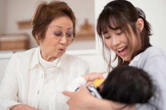 Tôi xấu hổ với chồng khi mẹ đẻ lên chăm ở cữ nhưng làm điều này giữa đêm