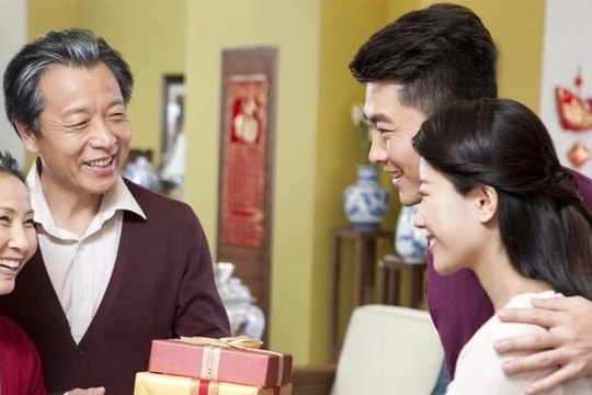 Mới yêu 60 ngày, bạn gái bắt tôi chi 7 triệu đồng mua thứ này cho họ hàng