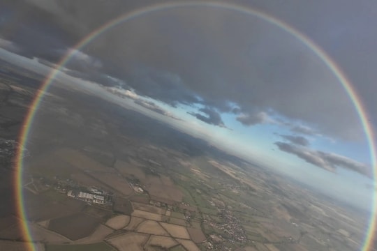 Nhóm nhảy dù sững sờ trước cảnh tượng cầu vồng tròn trĩnh hiếm gặp