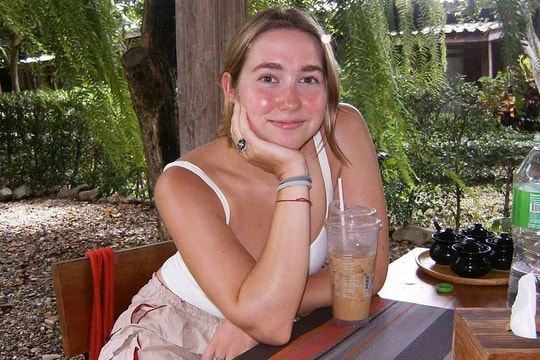 Khách Tây balo bị chỉ trích vì ngủ trong nhà vệ sinh để tiết kiệm