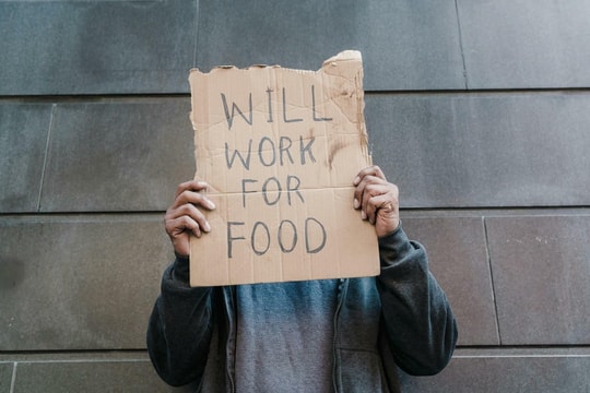 Những bẫy vô hình giữ chân người nghèo