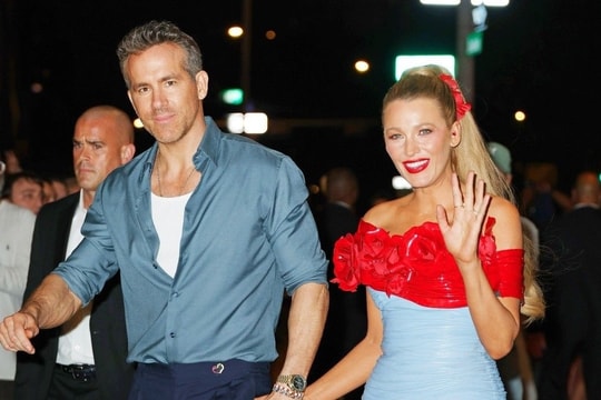 Vợ chồng Ryan Reynolds sải bước trên phố như catwalk