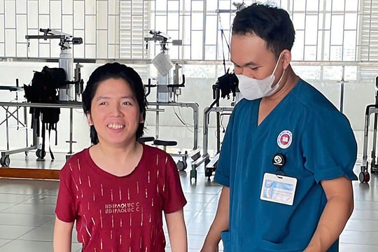 Cô gái bước đi sau hơn 15 năm ngồi một chỗ