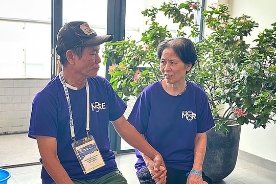 Lời hứa 'bệnh tật không rời nhau' của người chồng với vợ mắc Alzheimer