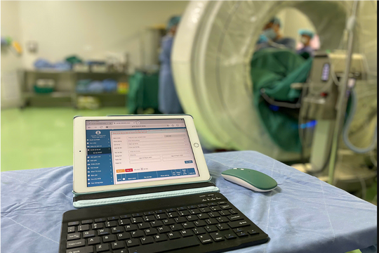 Bệnh nhân khám chữa ở Việt Đức chỉ cần mang theo chiếc điện thoại