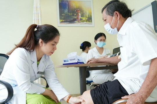 4 cách giảm đau nhức xương khớp vào mùa mưa