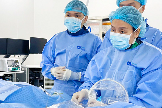 Suy giãn tĩnh mạch khác huyết khối tĩnh mạch sâu thế nào