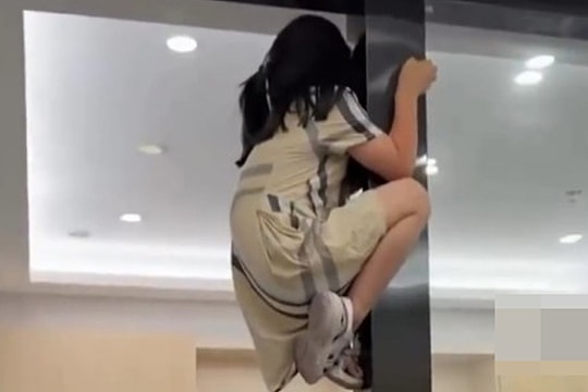 Bé gái 'cố thủ' trên khung cửa phòng khám răng vì sợ