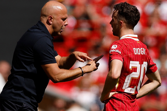 Slot: 'Trả lương cho gia đình Jota là điều hiếm thấy trong bóng đá'