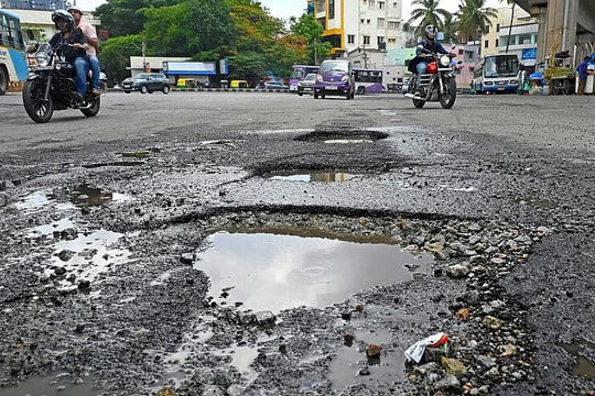 Quan chức Ấn Độ: 'Đến đường nhà Thủ tướng còn có ổ gà'
