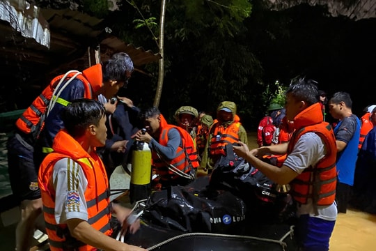 Một phụ nữ bị nước lũ cuốn mất tích
