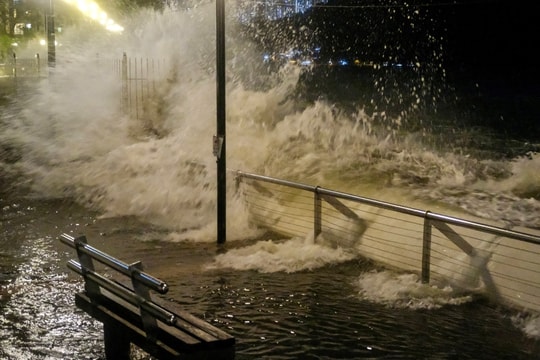 Bị bắt vì đem con đi ngắm sóng giữa siêu bão Ragasa