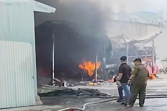 Cháy bãi xe trong khu dân ở TP HCM