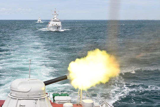 Hải quân huấn luyện bắn đạn thật trên biển
