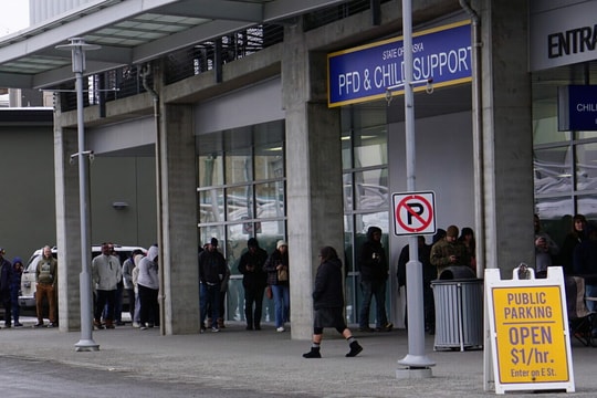 Bang Alaska tặng dân 1.000 USD nhờ quỹ đầu tư dầu mỏ