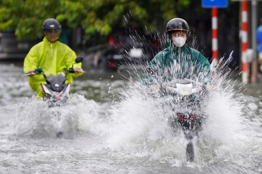 Đường ngập sâu, giao thông hỗn loạn sau mưa lớn