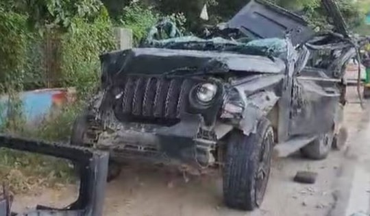 Ô tô chạy quá tốc độ tông vào dải phân cách, 5 người tử vong