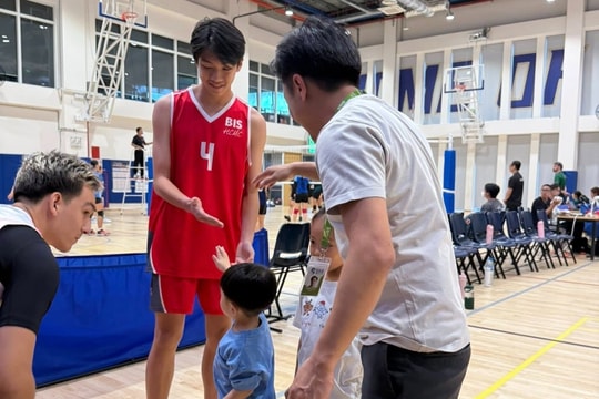 Doanh nhân Nguyễn Quốc Cường cổ vũ con trai đấu bóng chuyền