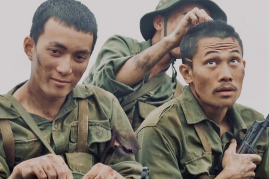 'Mưa đỏ' vượt mốc 710 tỷ đồng, đón hơn 8,1 triệu lượt khán giả đến rạp