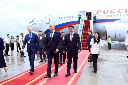 Chủ tịch Duma Quốc gia Nga đến Hà Nội, bắt đầu thăm chính thức tới Việt Nam