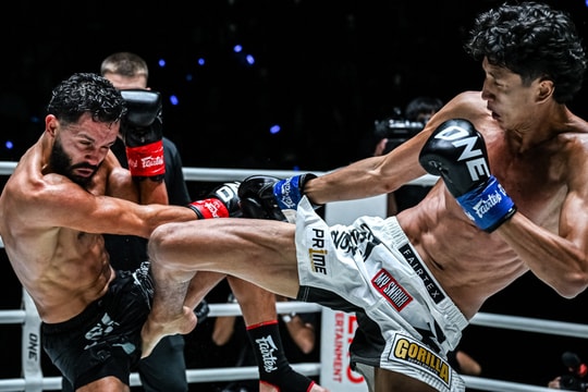 Nhà vô địch muay Thái đá trúng chỗ hiểm giữa háng, cao thủ kickboxing đổ gục