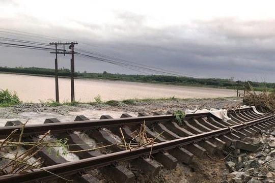 Bão số 10: Hạ tầng đường sắt Hà Nội – TP Hồ Chí Minh ghi nhận nhiều thiệt hại