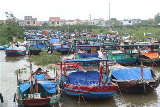 Phó Thủ tướng Trần Hồng Hà kiểm tra công tác ứng phó bão số 10 tại Hà Tĩnh