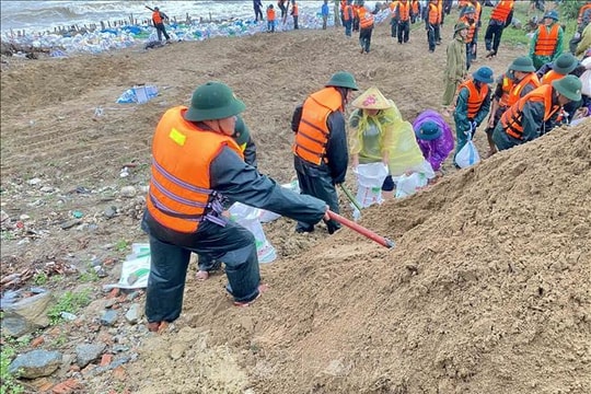 Bão số 10: Tuyến Quốc lộ 8 qua Hà Tĩnh đang ách tắc