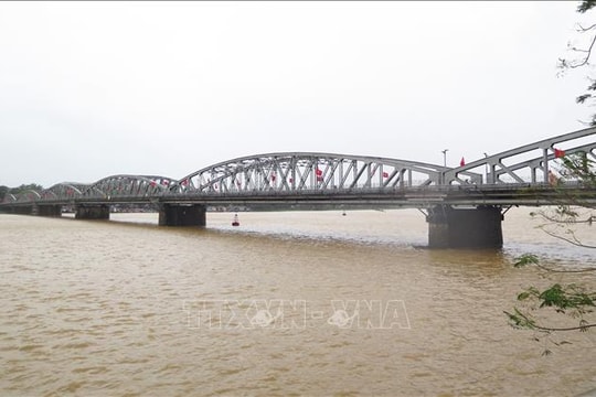 Bão số 10: Huế khẩn trương khắc phục thiệt hại, bảo đảm an toàn cho người dân