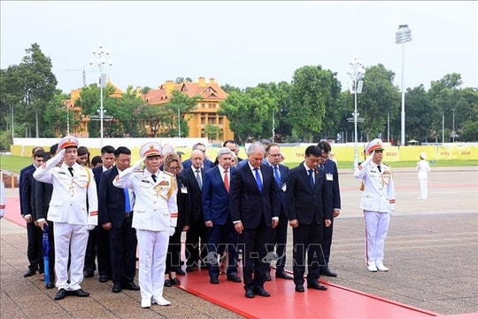 Chủ tịch Duma Quốc gia Nga vào Lăng viếng Chủ tịch Hồ Chí Minh